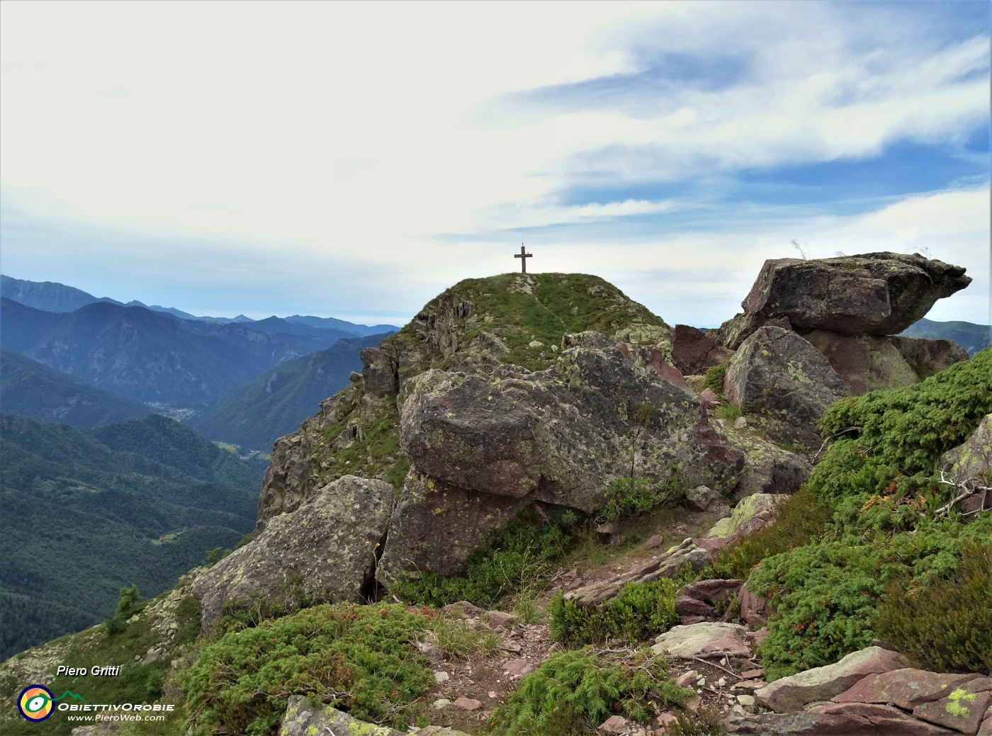 02 Cima dello sperone roccioso del Mincucco (1832 m), sulla quale si erge croce in legno.JPG
